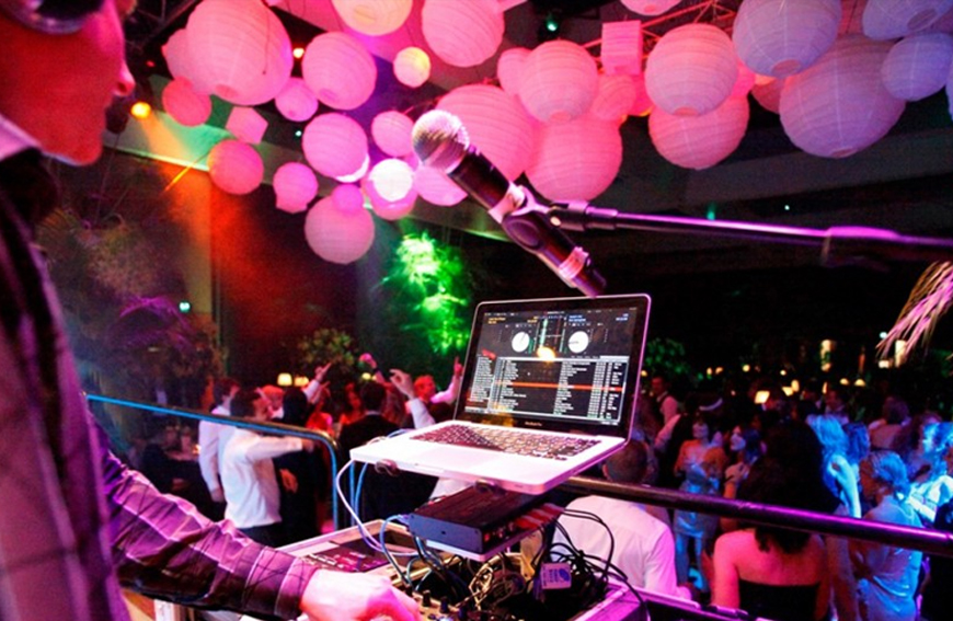 DJ operando música en vivo frente a los invitados