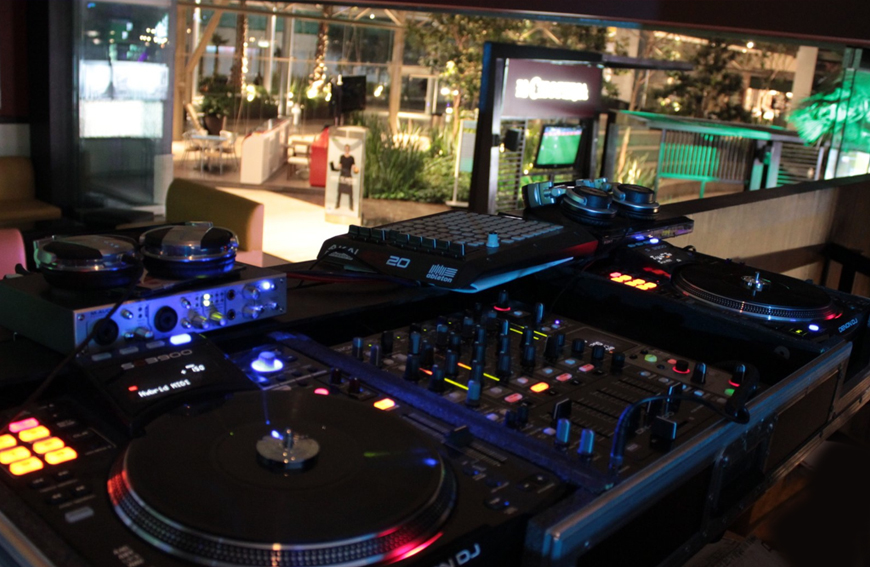 Cabina y equipo profesional de DJ