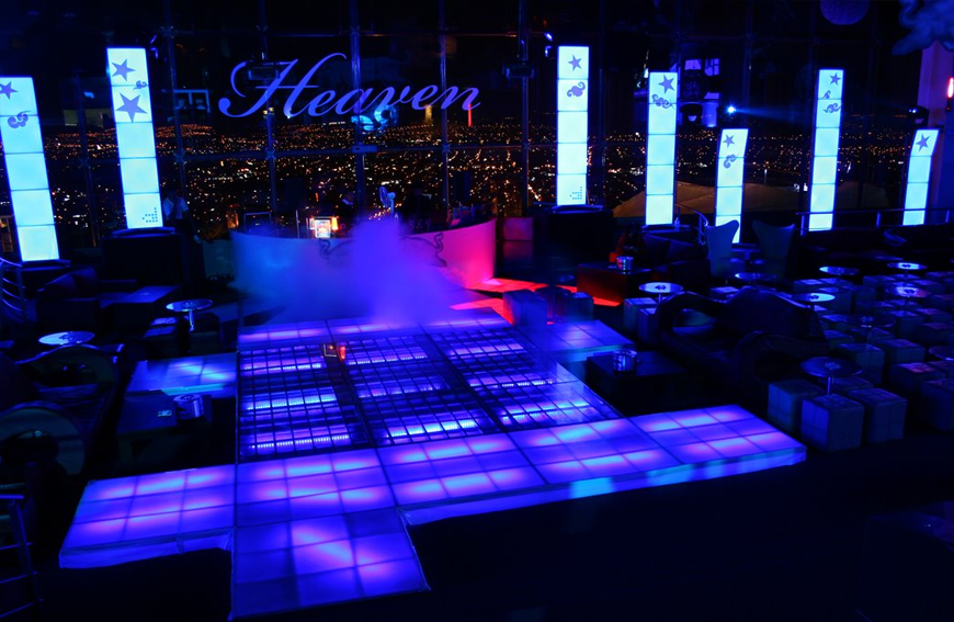 Pista iluminada en un evento producido por Eventos Puebla
