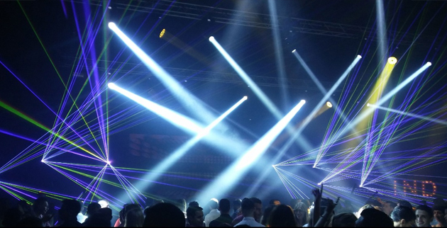 Iluminación escénica con haces de luz y láser para eventos